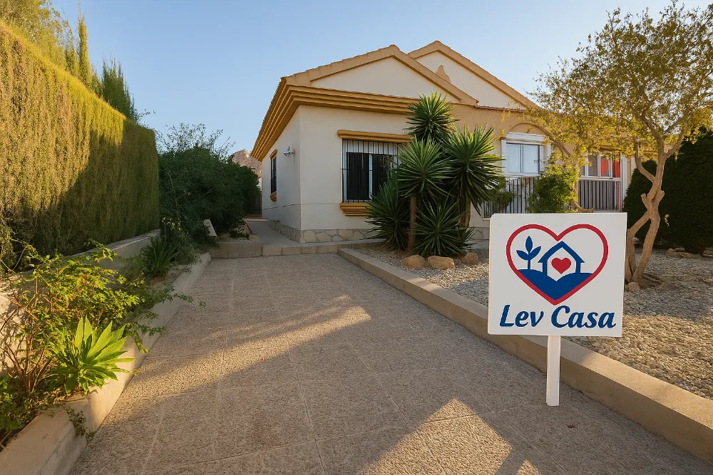 LEV CASA, inmobiliaria en Mazarrón: vivienda en venta con cartel de Lev Casa